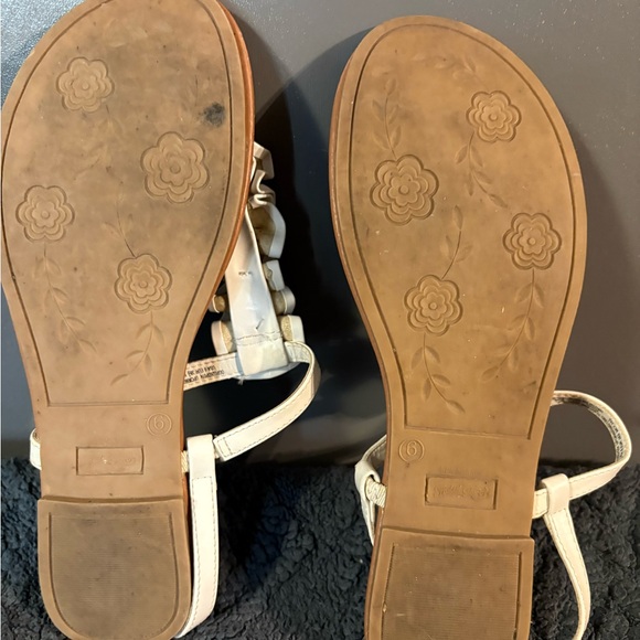 Women’s FADED GLORY cream leather ruffled strap sandals SIZE 6 - Picture 2 of 4